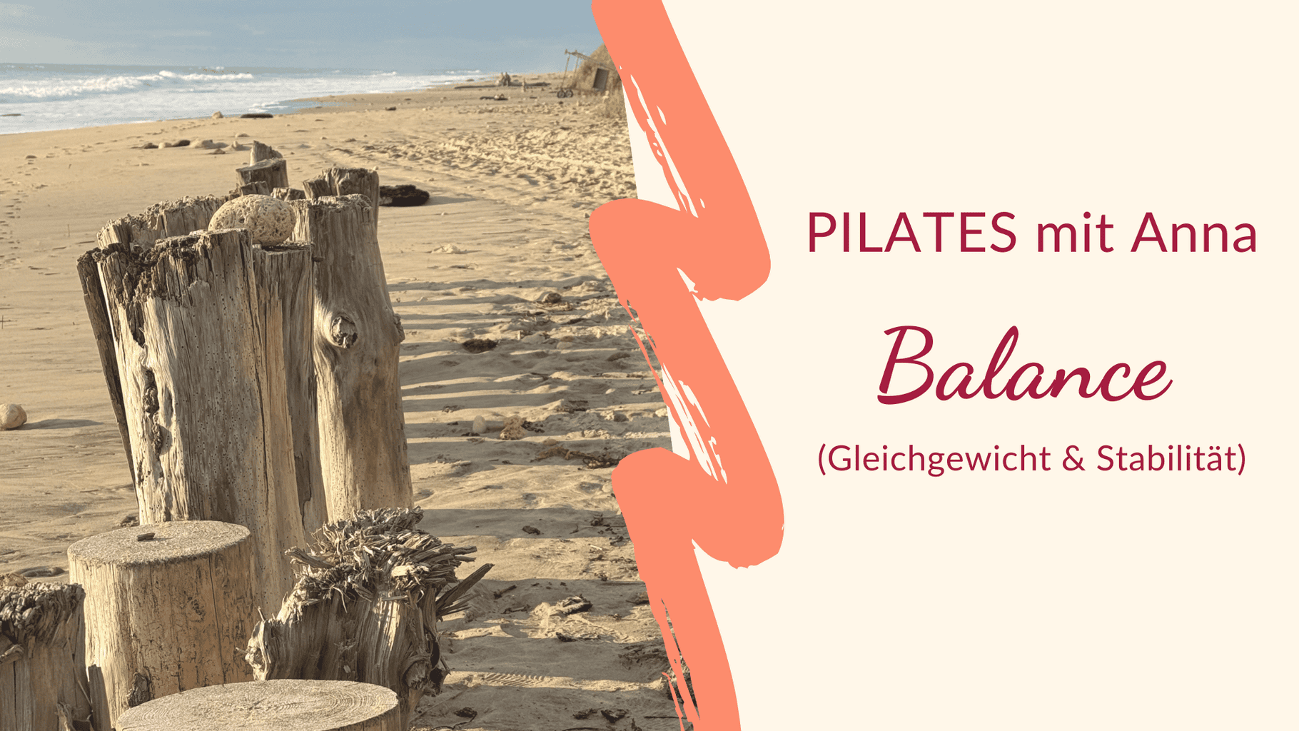 Holzwellenbrecher am Strand am Atlantik